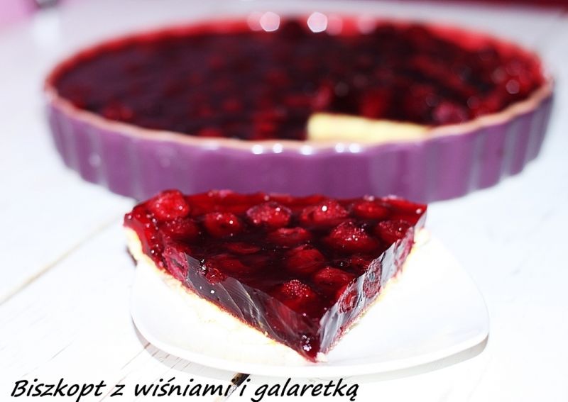 Biszkopt z wiśniami i galaretką  Biszkopt z wiśniami i galaretką