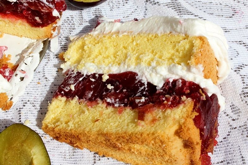 Biszkopt ze śliwkami w galaretce i bitą śmietaną Biszkopt ze śliwkami w galaretce i bitą śmietaną