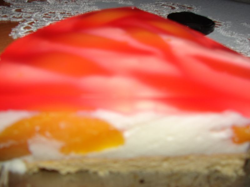 Biszkopt ze śmietaną, brzoskwiniami i galaretką