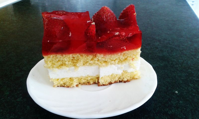 Biszkopt ze śmietaną i truskawkami