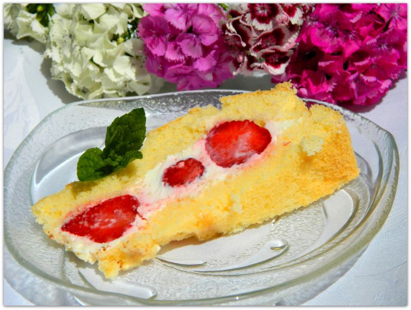 Biszkopt ze śmietaną i truskawkami