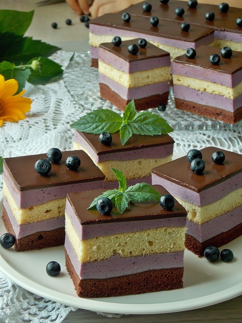 Biszkoptowa kostka z jagodami