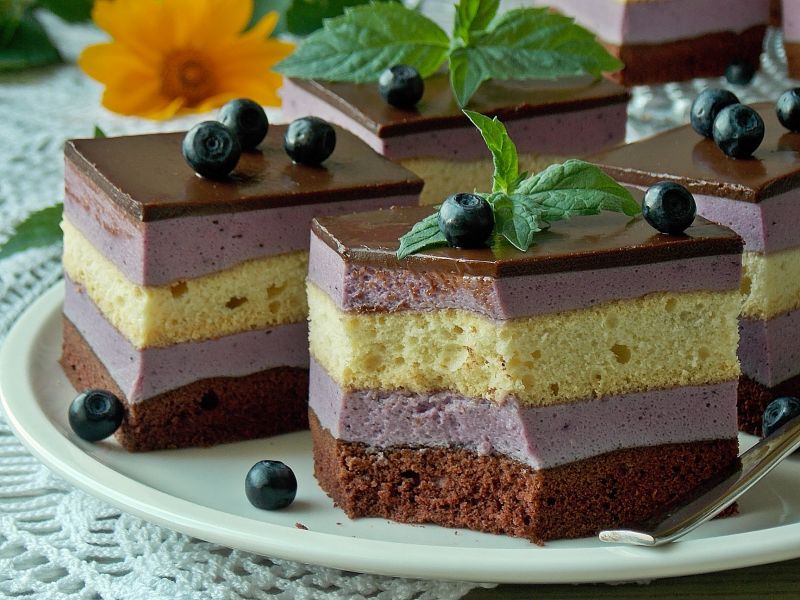 Biszkoptowa kostka z jagodami