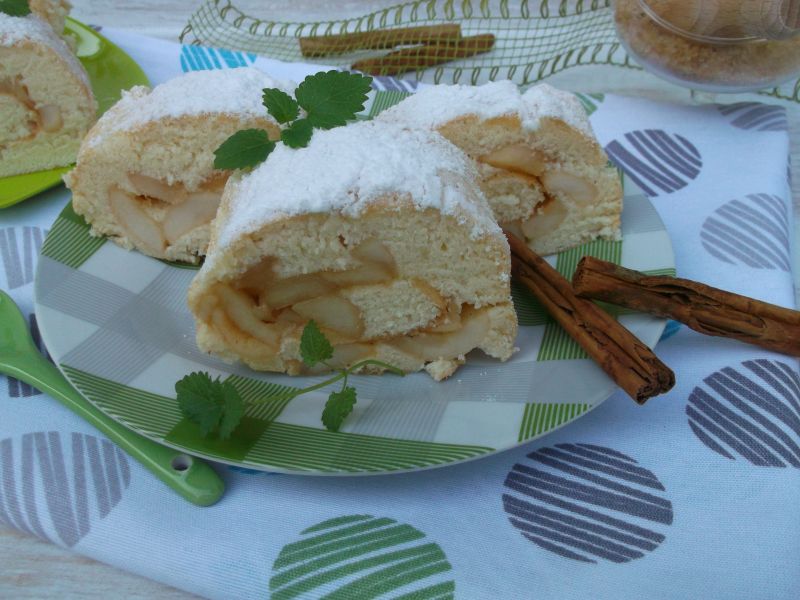 Biszkoptowa rolada pieczona z jabłkami Biszkoptowa rolada pieczona z jabłkami