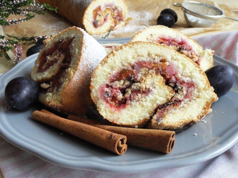 Biszkoptowa rolada ze śliwkami Biszkoptowa rolada ze śliwkami