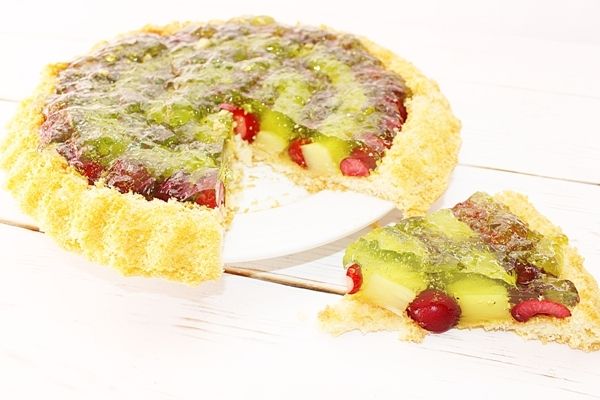 Biszkoptowa tarta z czereśniami i ananasem 