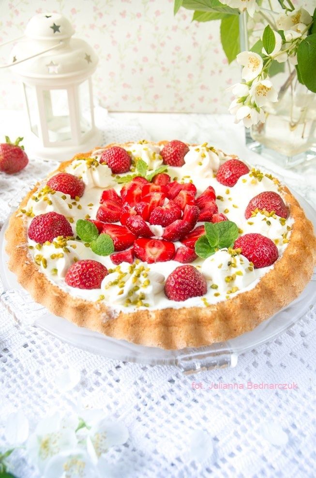 Biszkoptowa tarta z serkiem i truskawkami Biszkoptowa tarta z serkiem i truskawkami