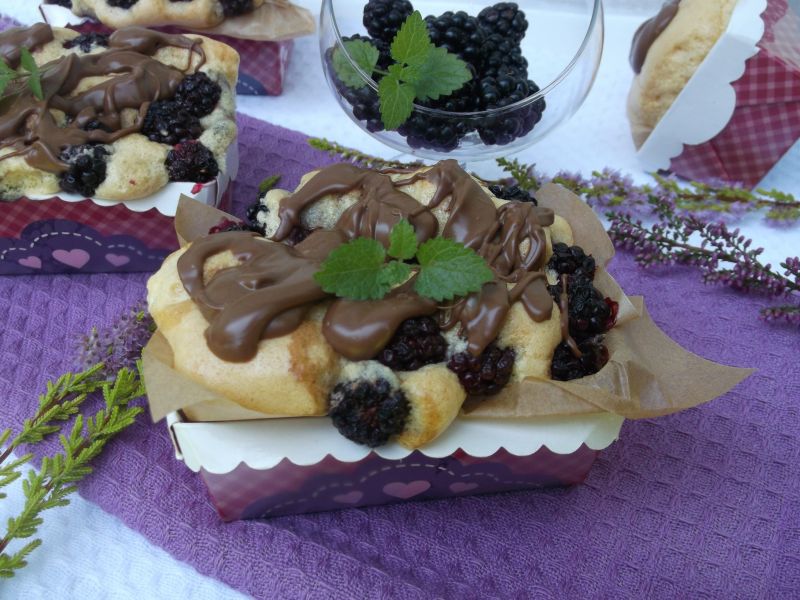 Biszkoptowe babeczki z jeżynami i czekoladą