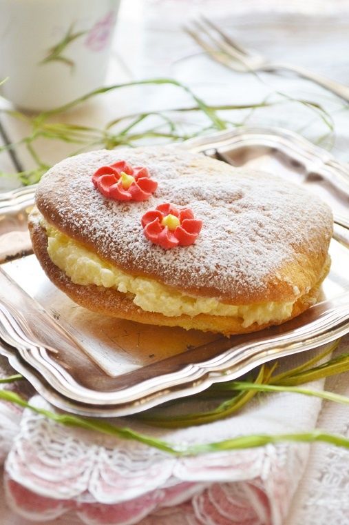 Biszkoptowe ciastka - jajka z kremem Biszkoptowe ciastka - jajka z kremem