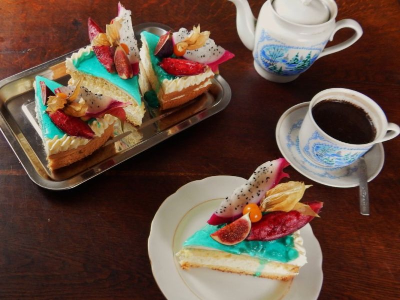 Biszkoptowe ciastka z owocami tropikalnymi