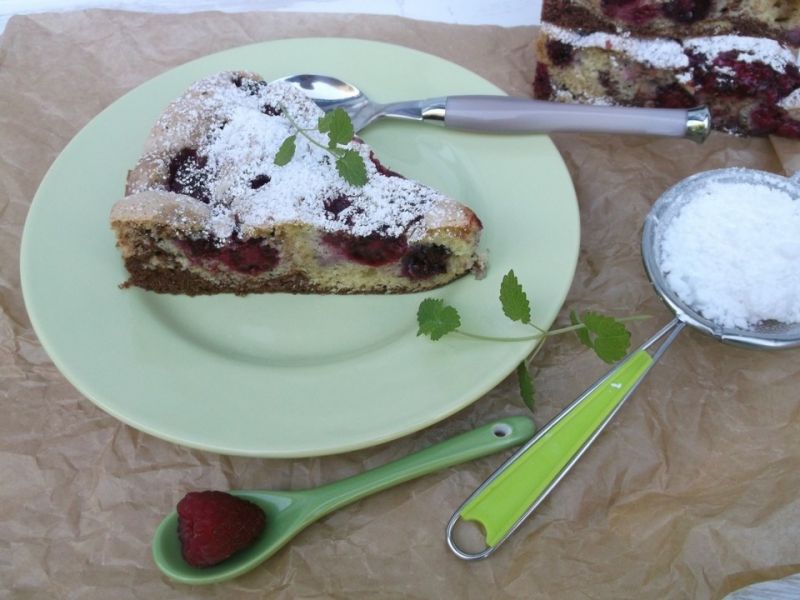 Biszkoptowe ciasto na oleju z owocami Biszkoptowe ciasto na oleju z owocami