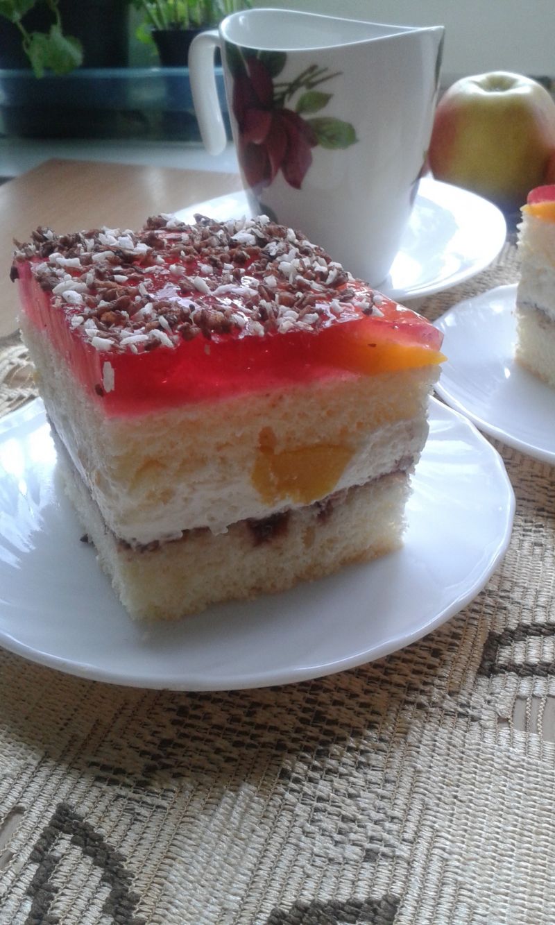 Biszkoptowe ciasto z brzoskwiniami i galaretką.