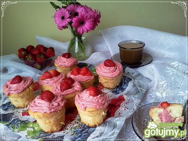 Biszkoptowe muffinki z kremem truskawkow