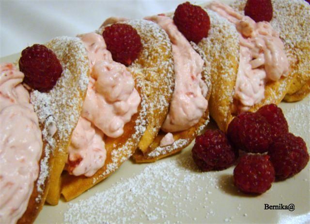 Biszkoptowe omleciki z malinową śmietaną