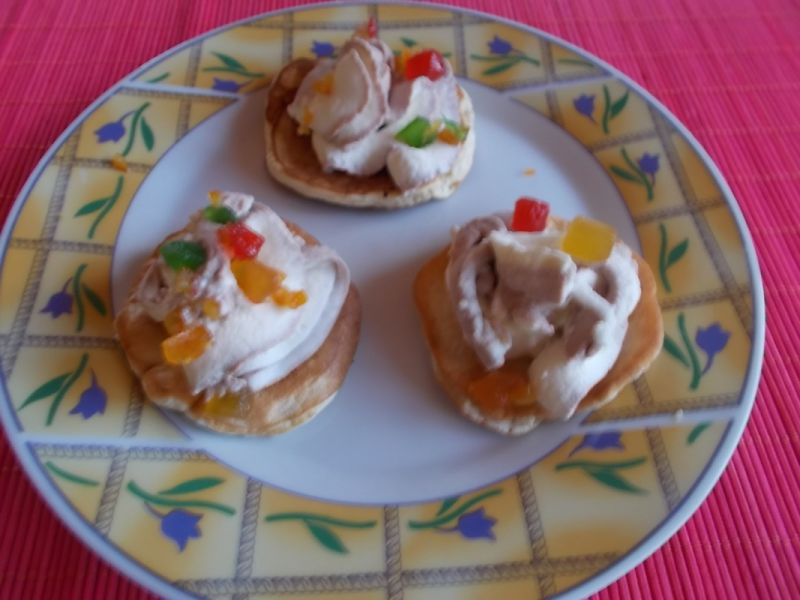 Biszkoptowe placuszki z bitą śmietaną Biszkoptowe placuszki z bitą śmietaną