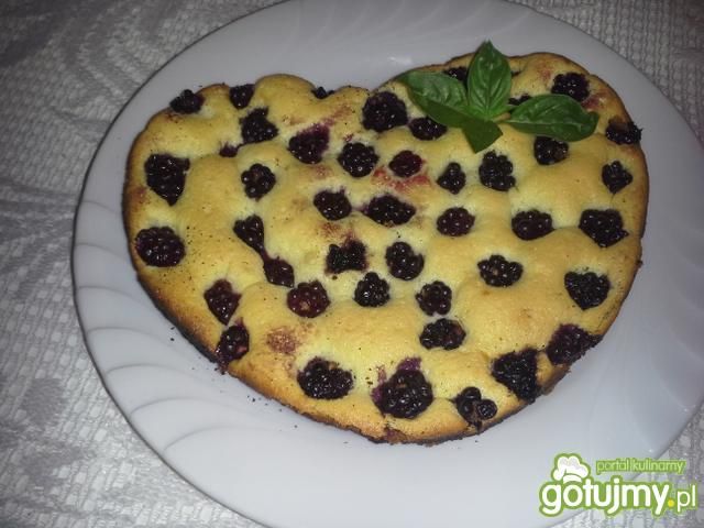 Biszkoptowe serce z jeżynami Biszkoptowe serce z jeżynami