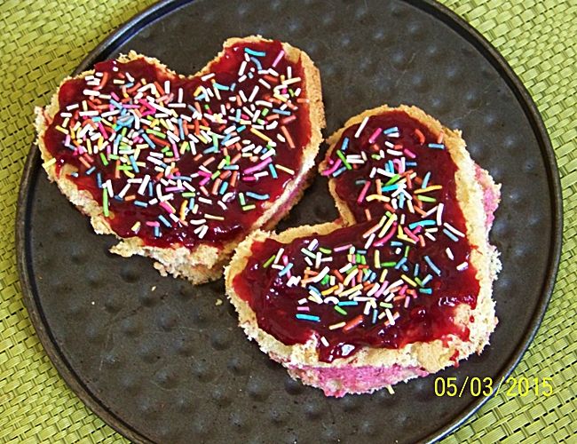 Biszkoptowe serduszka z kremem jeżynowym  Biszkoptowe serduszka z kremem jeżynowym