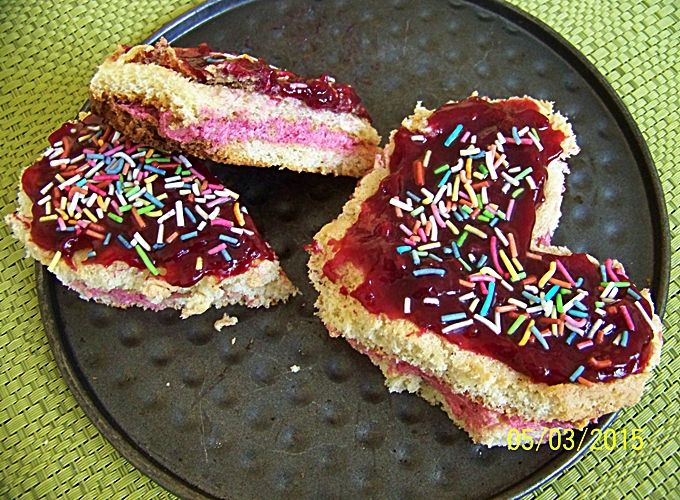 Biszkoptowe serduszka z kremem jeżynowym  Biszkoptowe serduszka z kremem jeżynowym