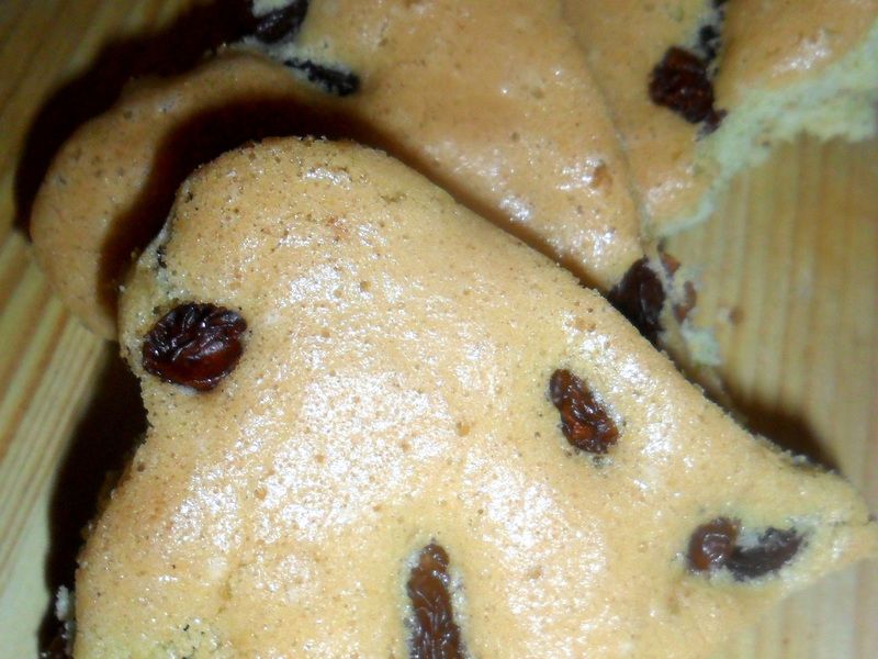 Biszkoptowe serduszka z rodzynkami