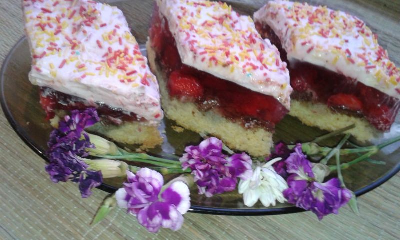 Biszkoptowe z truskawkami,galaretką,bitą śmietaną