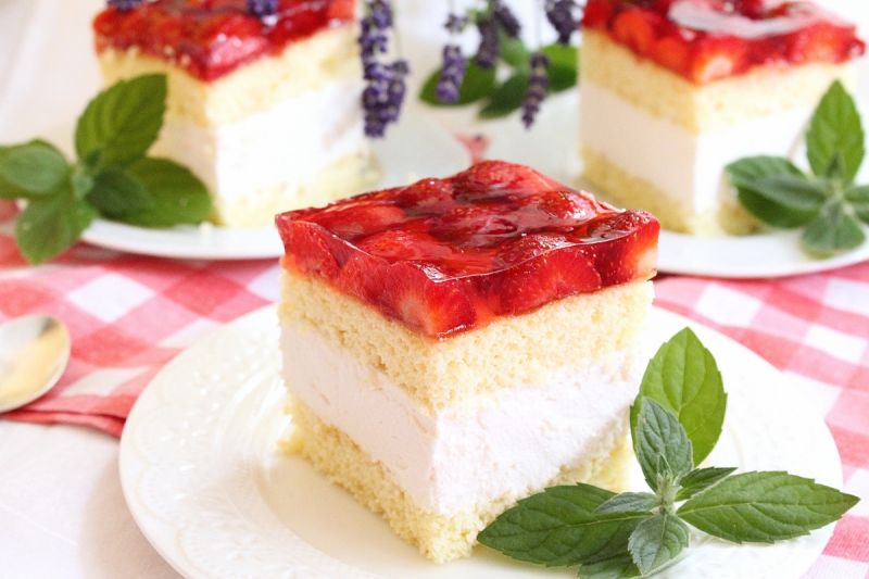 Biszkoptowiec z truskawkami 