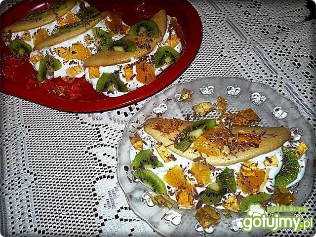 Biszkoptowy deser z owocami