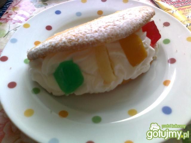 Biszkoptowy naleśnik z bitą śmietaną.