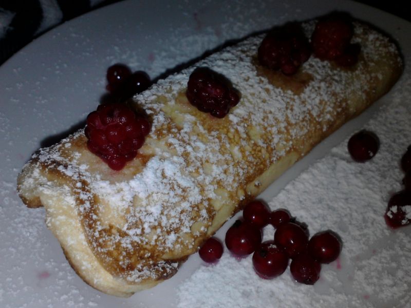 Biszkoptowy omlet z malinami i porzeczkami Biszkoptowy omlet z malinami i porzeczkami