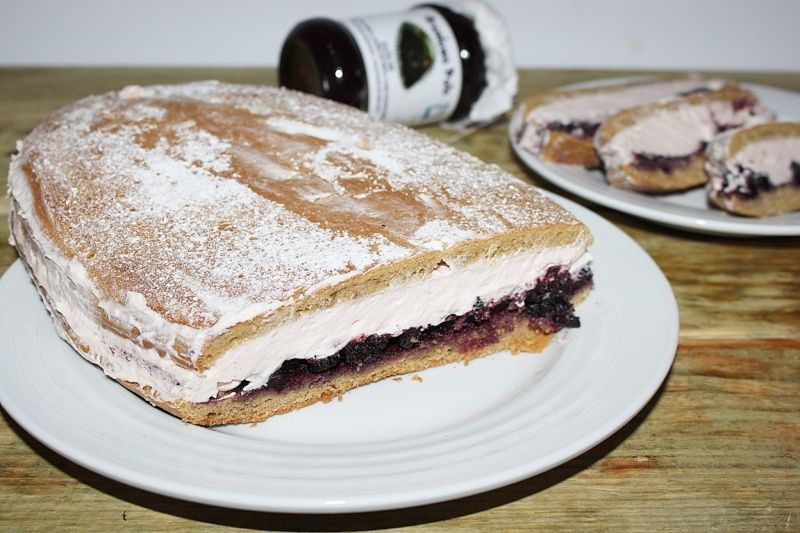 Biszkoptowy przekładaniec z aronią Biszkoptowy przekładaniec z aronią