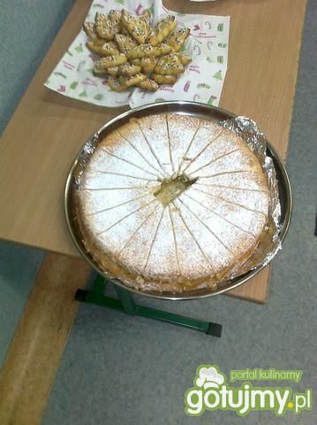 Biszkoptowy z jabłkami 