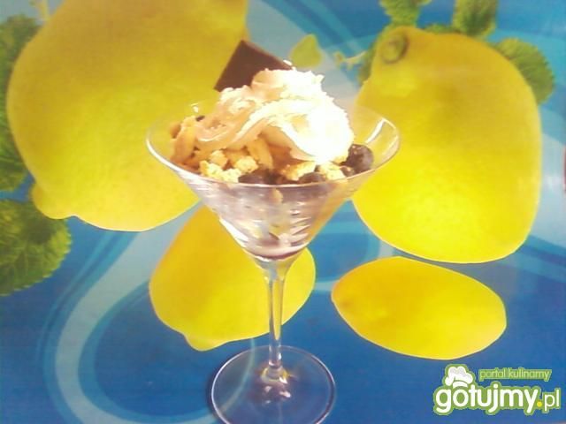 Biszkopty z owocami i bitą śmietaną. Biszkopty z owocami i bitą śmietaną.