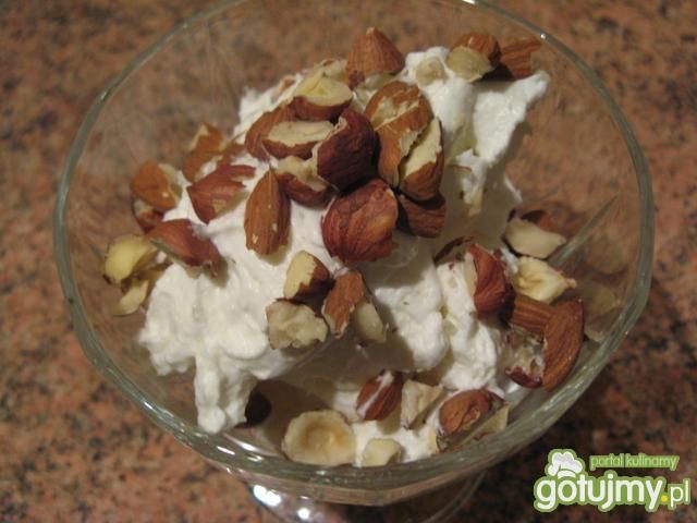 Bita śmietana z orzechami