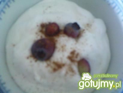 bita śmietana z owocami