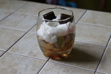 Bita śmietana z owocami i czekoladą Bita śmietana z owocami i czekoladą