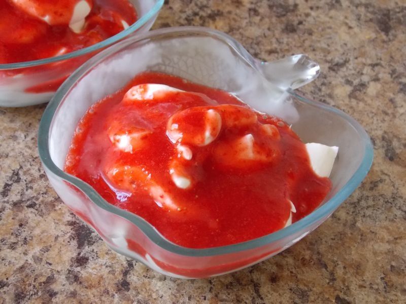 Bita śmietana z polewą truskawkową