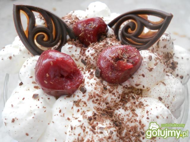 Bita śmietana z wiśniami Bita śmietana z wiśniami