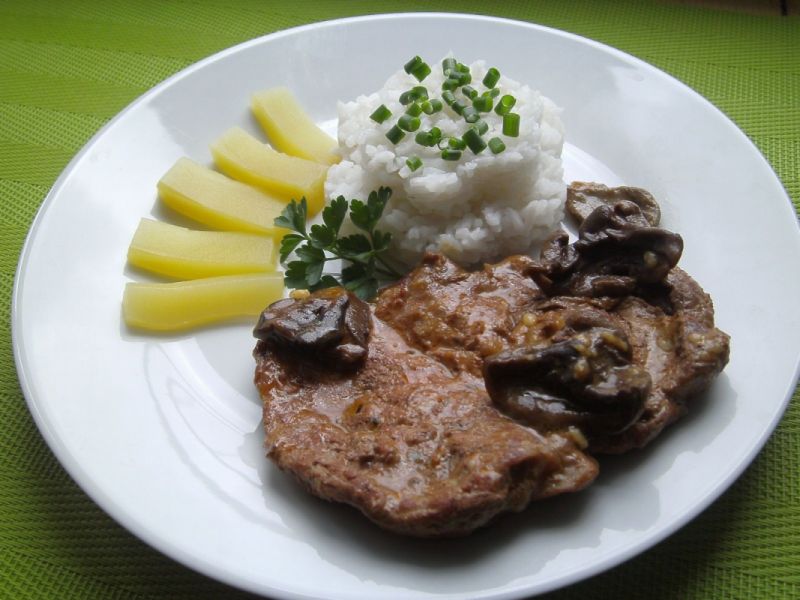 Bitki duszone z suszonymi grzybami