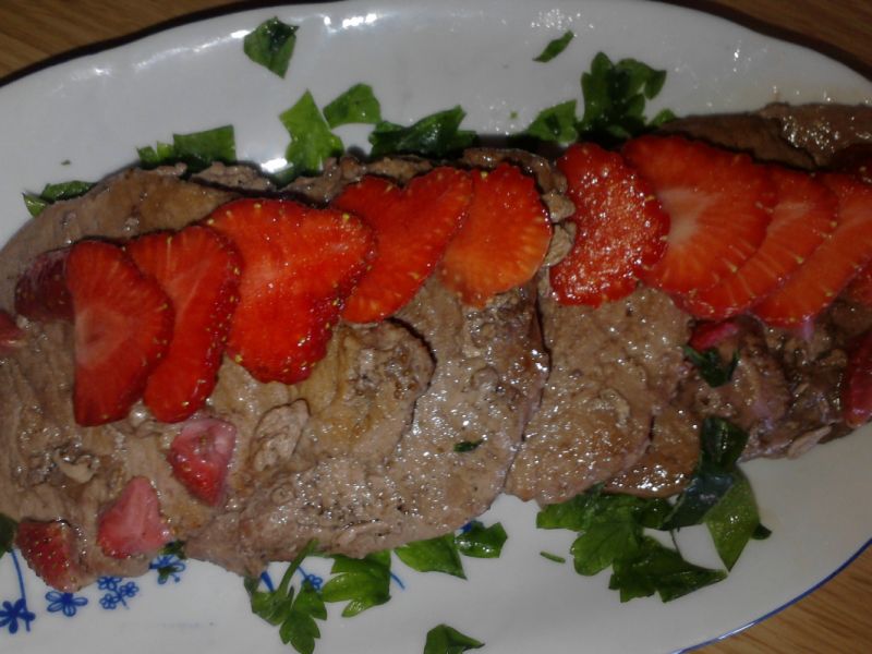 Bitki duszone z truskawkami Bitki duszone z truskawkami