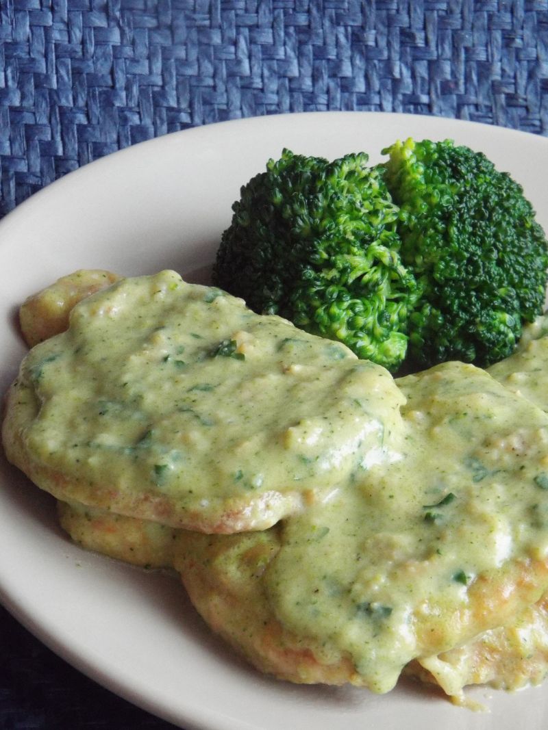 Bitki schabowe w sosie brokułowo-serowym