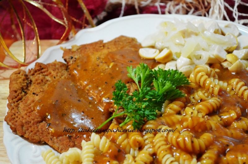 Bitki schabowe z makaronem i grzybami  Bitki schabowe z makaronem i grzybami