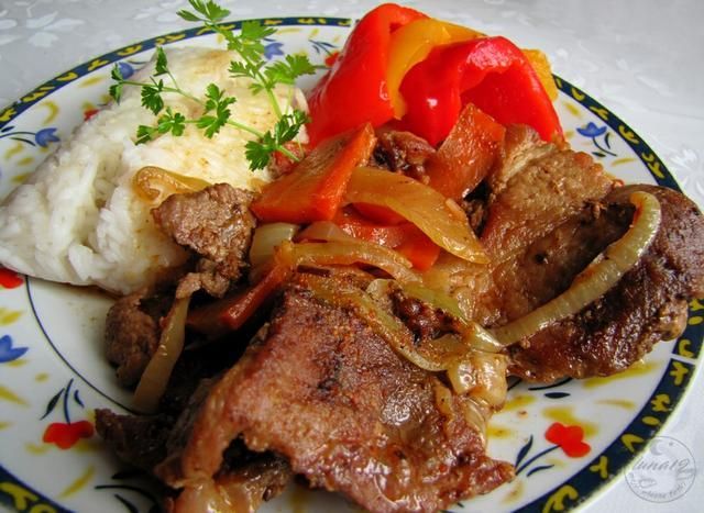 Bitki w sosie własnym z marchewką