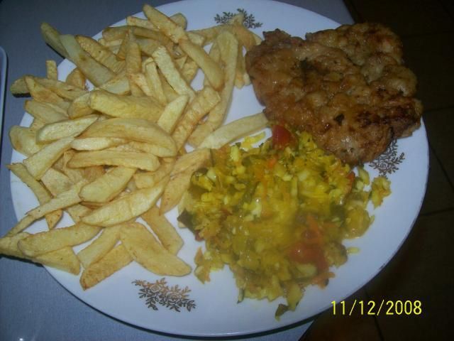 Bitki wieprzowe oraz frytki i surówka