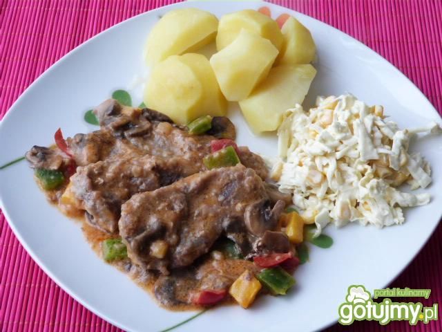 Bitki wieprzowe w warzywnym sosie