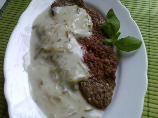 Bitki wołowe, duszone w bulionie Bitki wołowe, duszone w bulionie