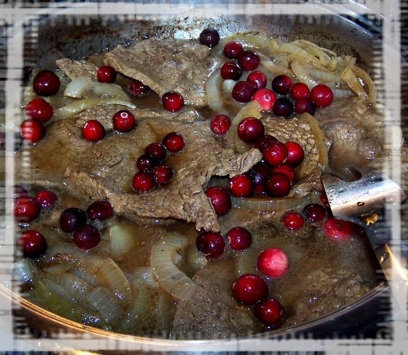 Bitki wołowe duszone w cebuli i żurawinie