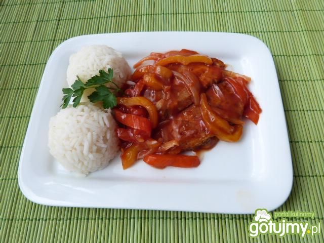 Bitki wołowe w cebulowo-paprykowym sosie