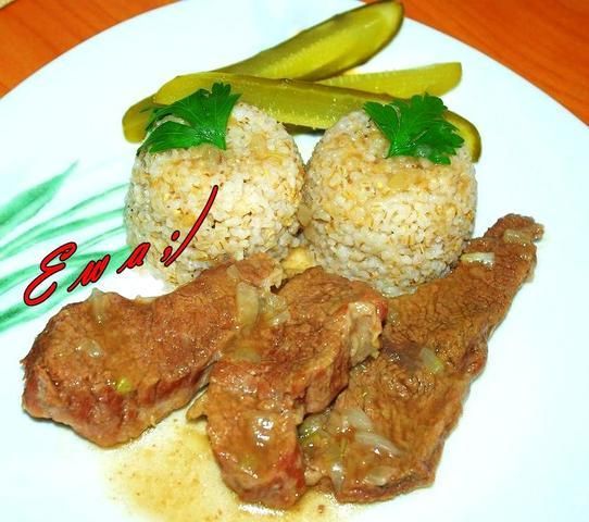 Bitki wołowe z kaszą i ogóreczkiem