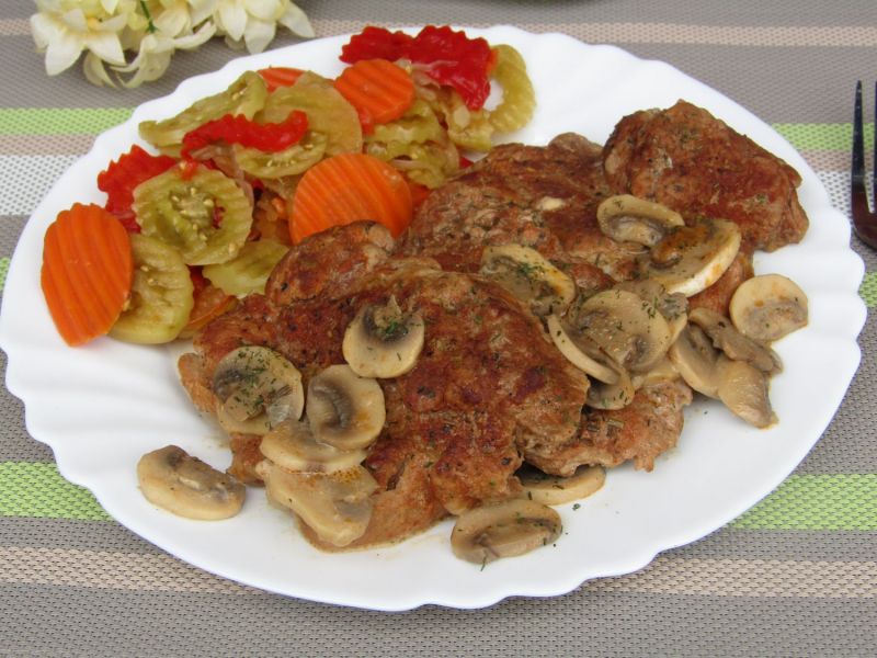 Bitki z karkówki duszone z pieczarkami i koperkiem