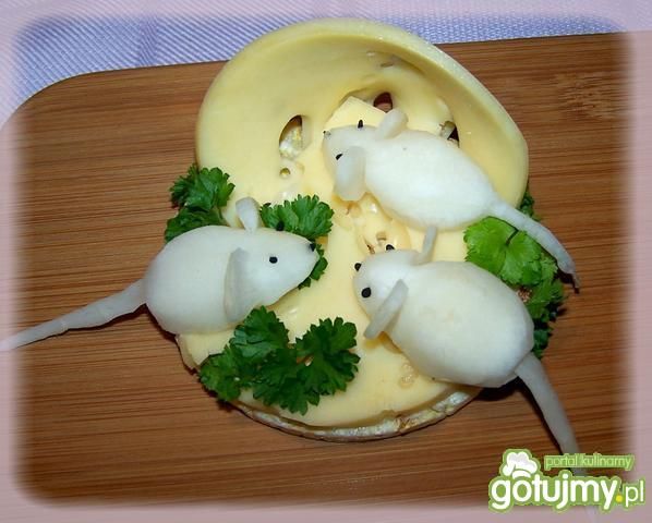 Bitwa o ser na waflu ryżowym. Bitwa o ser na waflu ryżowym.