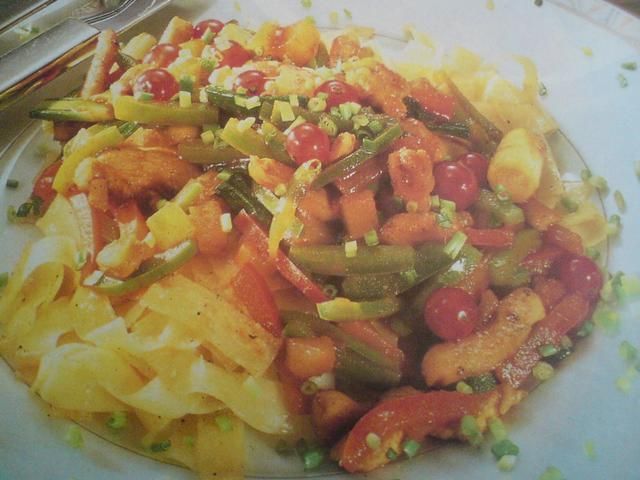 Biust kurczaka ze smażonym makaronem Biust kurczaka ze smażonym makaronem